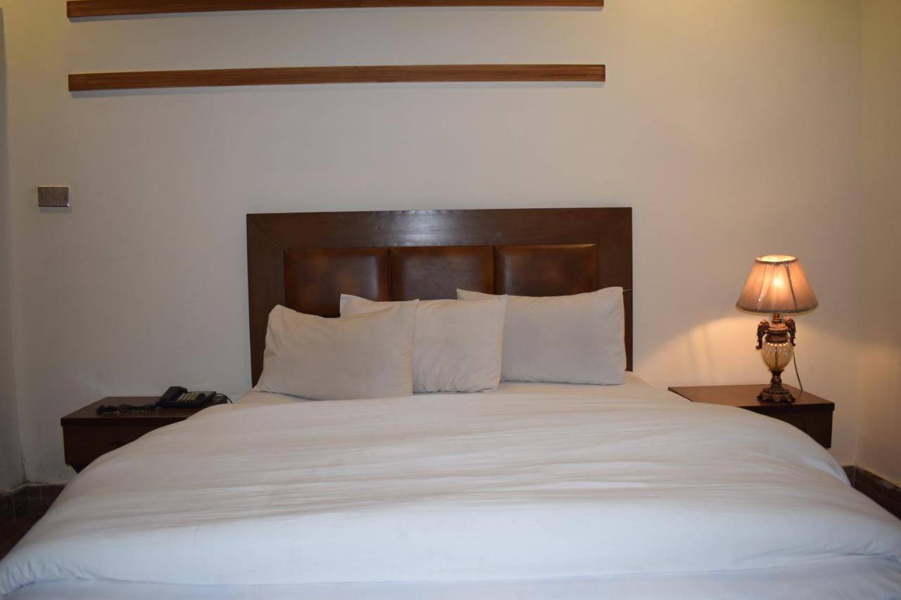 Hotel Pak Continental Multan Eksteriør bilde