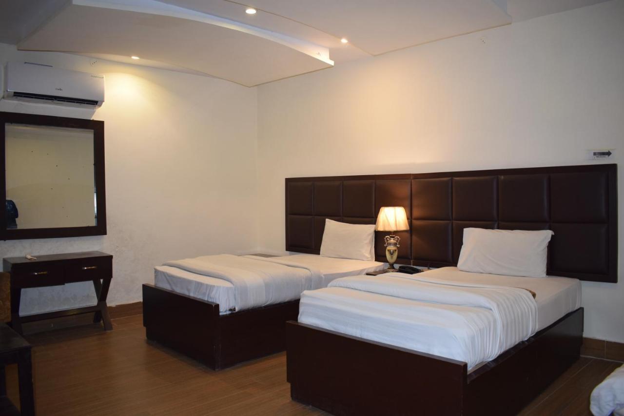 Hotel Pak Continental Multan Eksteriør bilde
