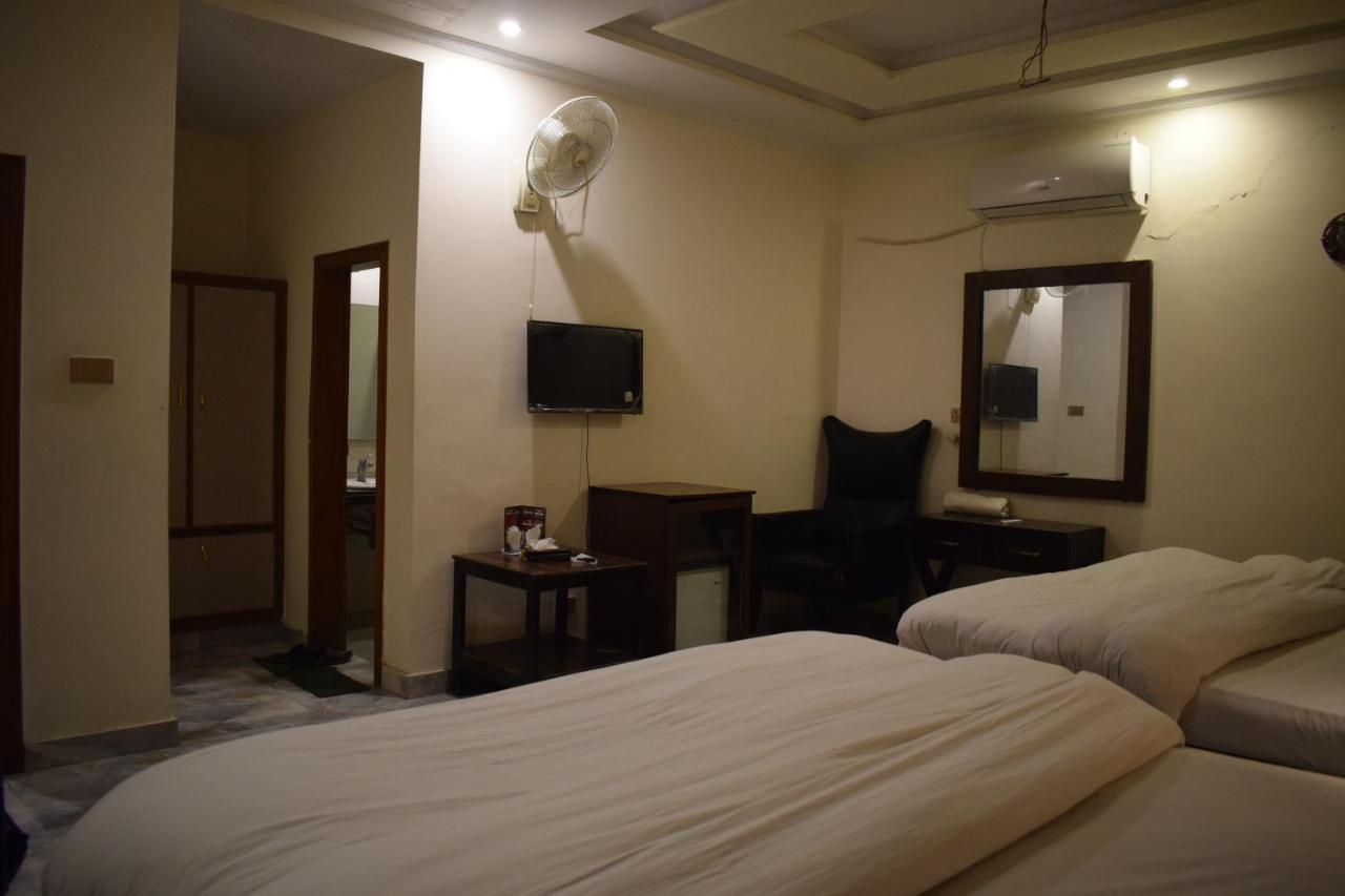 Hotel Pak Continental Multan Eksteriør bilde