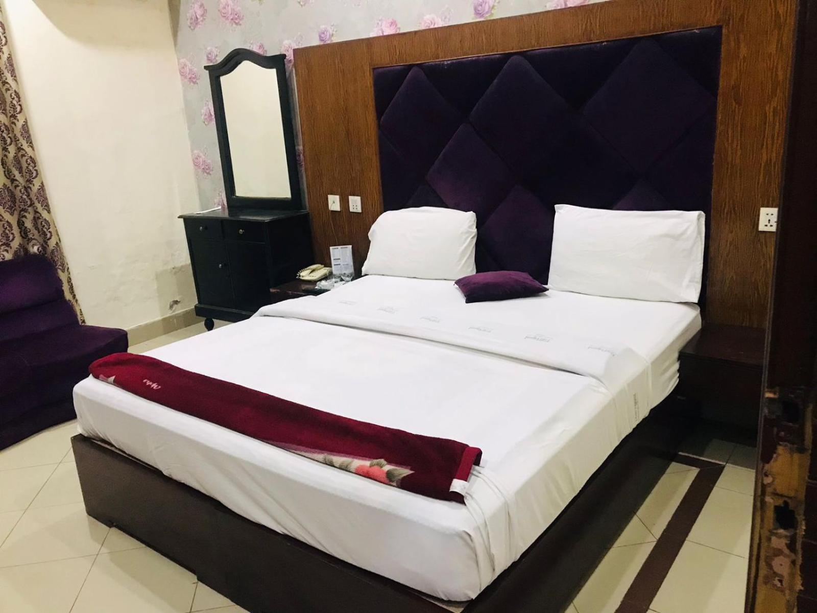 Hotel Pak Continental Multan Eksteriør bilde
