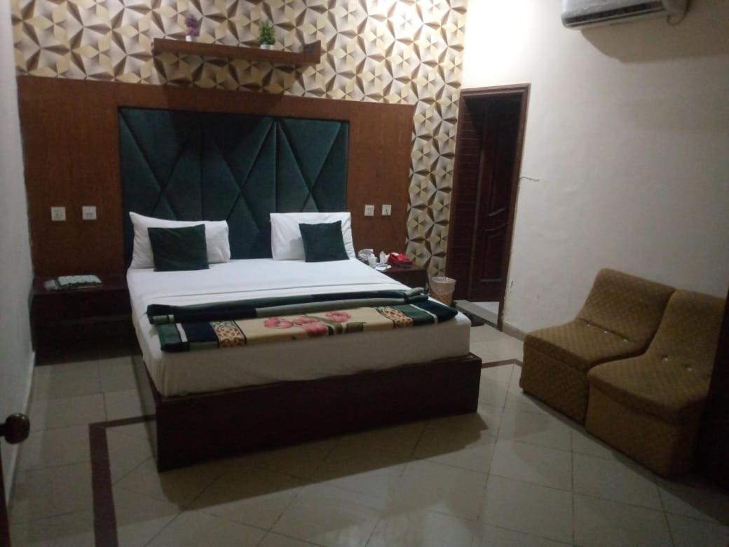 Hotel Pak Continental Multan Eksteriør bilde