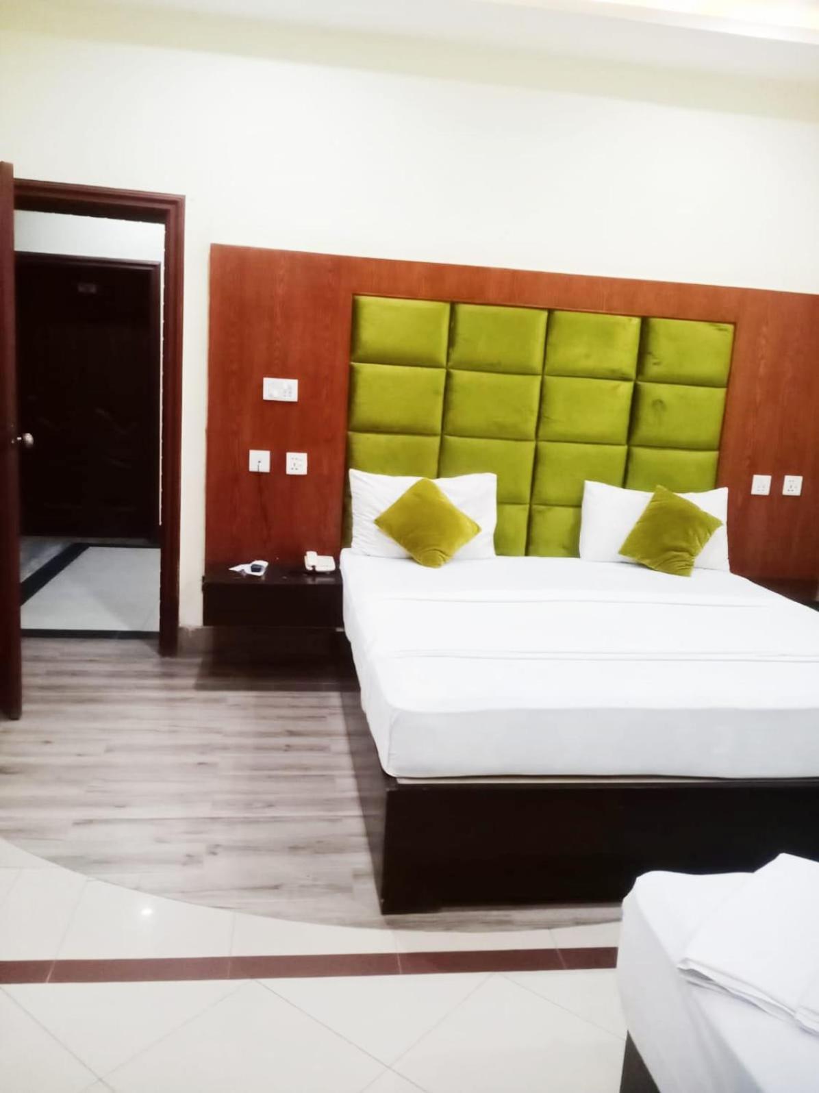 Hotel Pak Continental Multan Eksteriør bilde