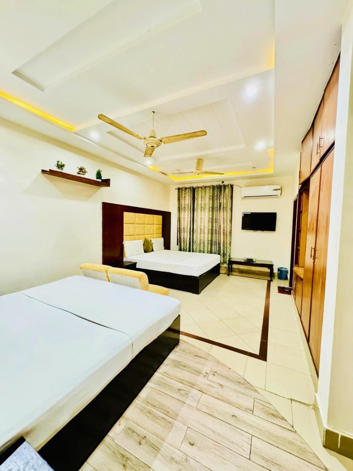 Hotel Pak Continental Multan Eksteriør bilde