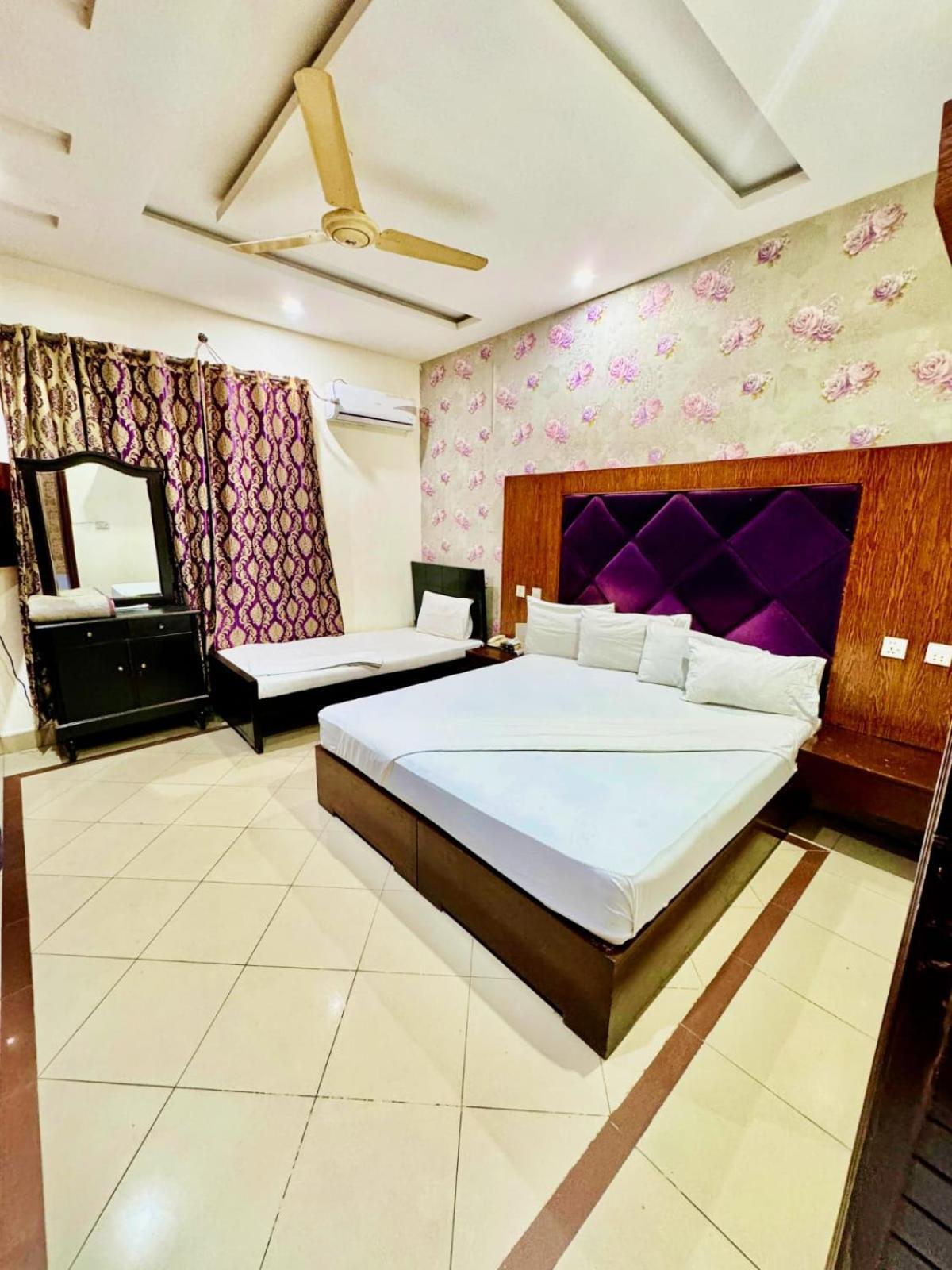 Hotel Pak Continental Multan Eksteriør bilde