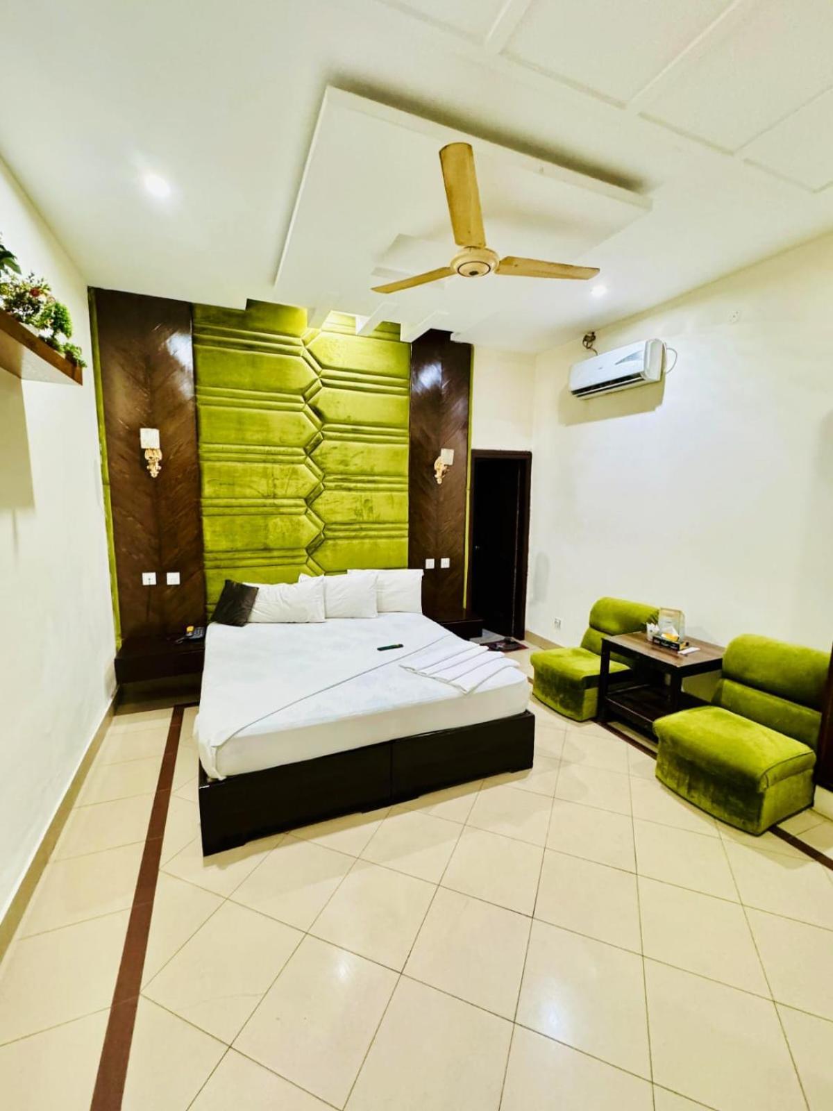 Hotel Pak Continental Multan Eksteriør bilde