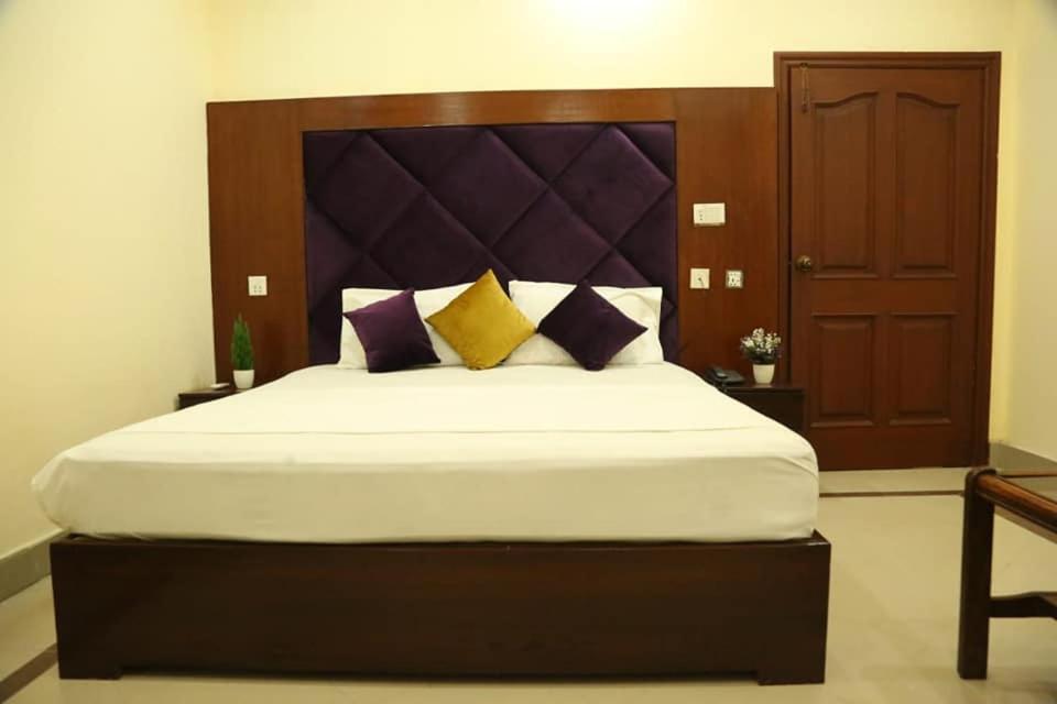 Hotel Pak Continental Multan Eksteriør bilde