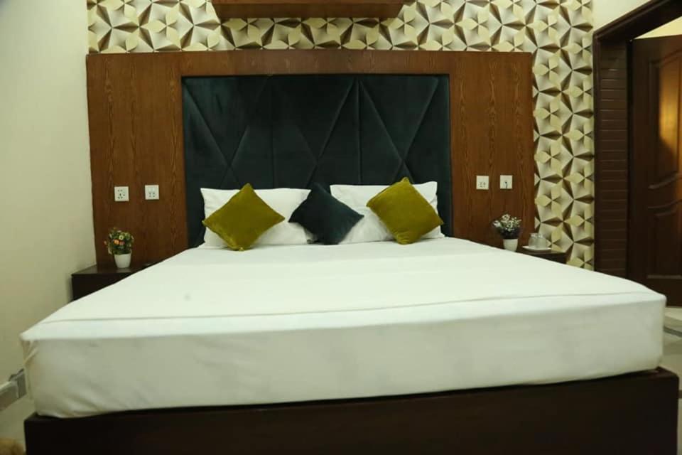 Hotel Pak Continental Multan Eksteriør bilde